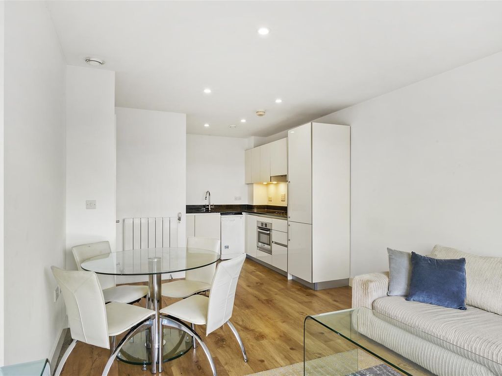 1 bed flat for sale in Johnson Court, Kidbrooke SE9, £280,000