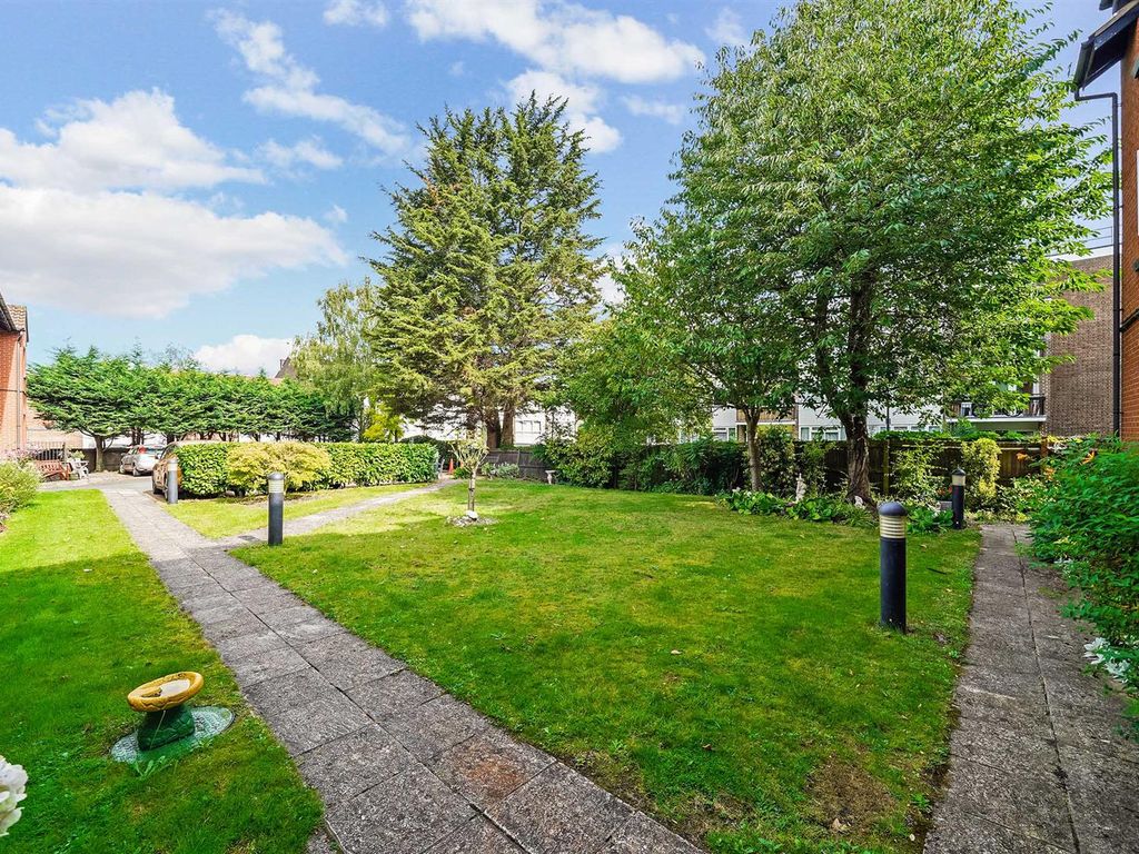 1 bed flat for sale in Ellen Court, The Ridgeway, North Chingford E4, £165,000