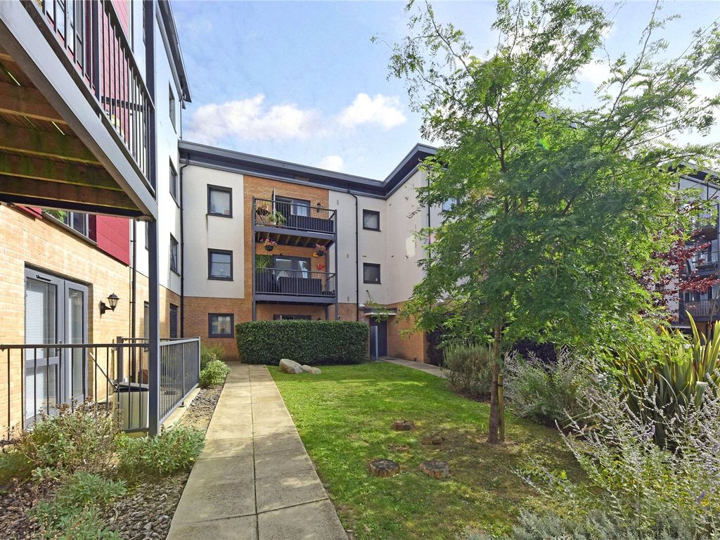 1 bed flat for sale in Shingly Place, Chingford, London E4, £98,000