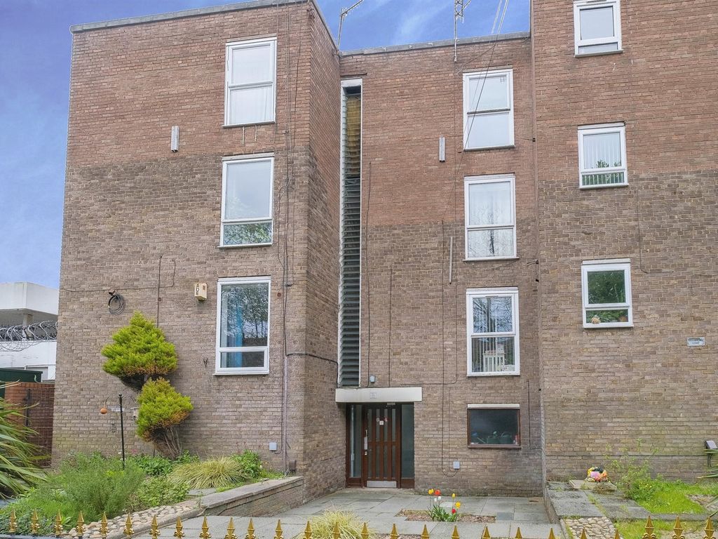 1 bed flat for sale in Grassendale Court, Garston, Liverpool L19, £85,000