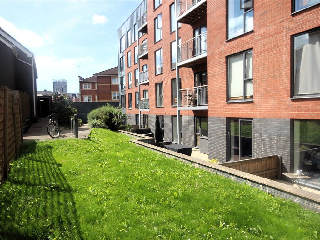 2 bed flat for sale in Braggs Lane, Bristol BS2, £280,000