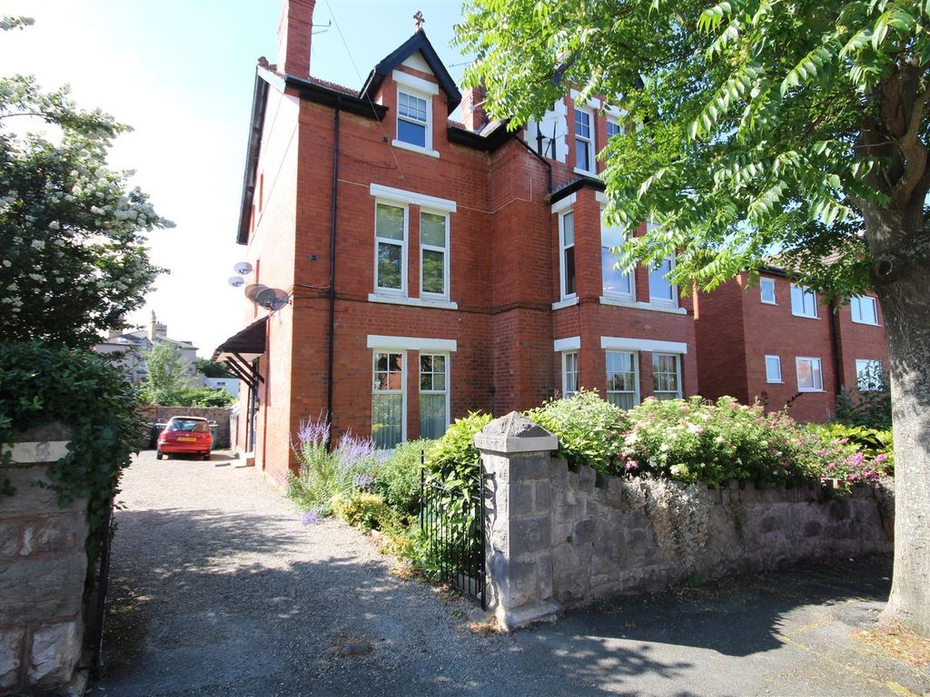 2 bed flat for sale in Woodland Park, Colwyn Bay LL29, £95,000