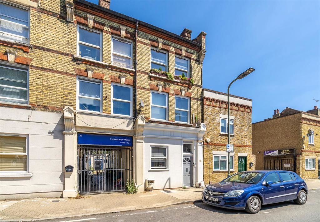 2 bed flat for sale in Station Road, London SE20, £290,000