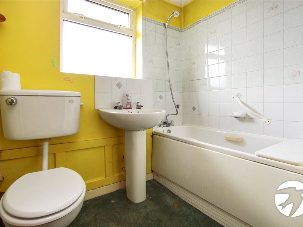 1 bed detached house for sale in Ravenscroft Crescent, London SE9, £147,000