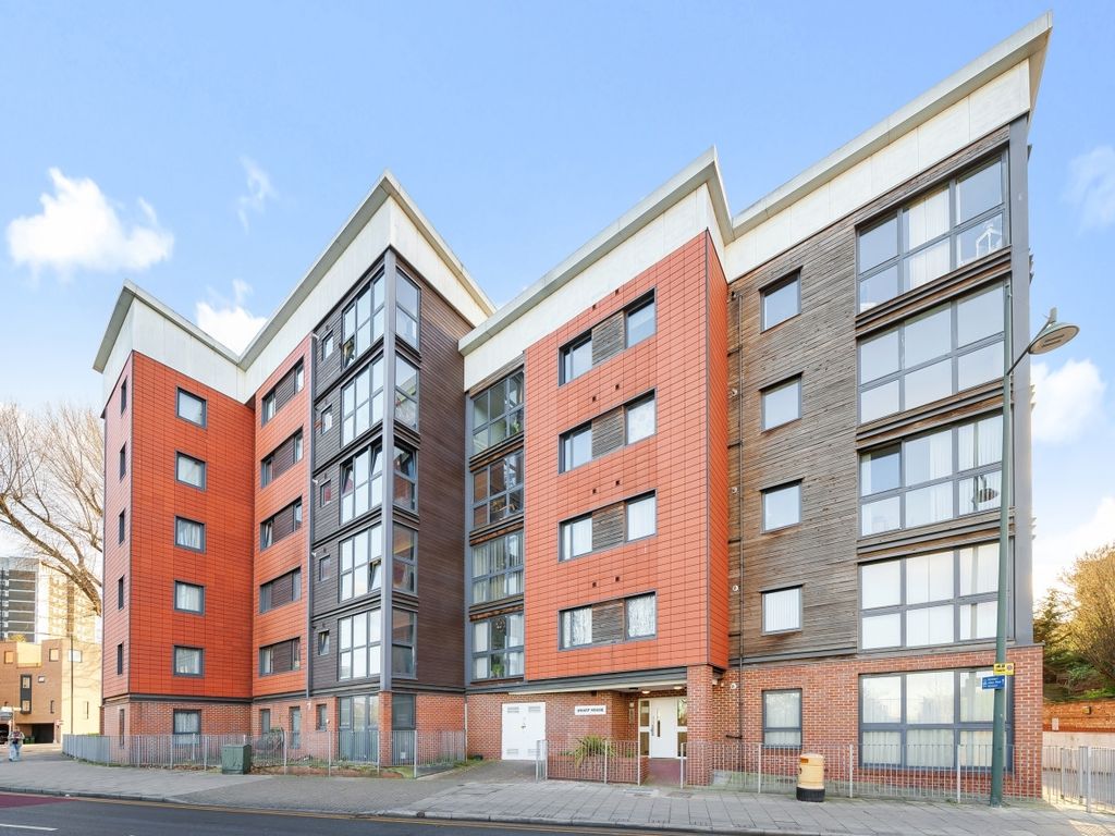 1 bed flat for sale in West Street, Erith DA8, £205,000