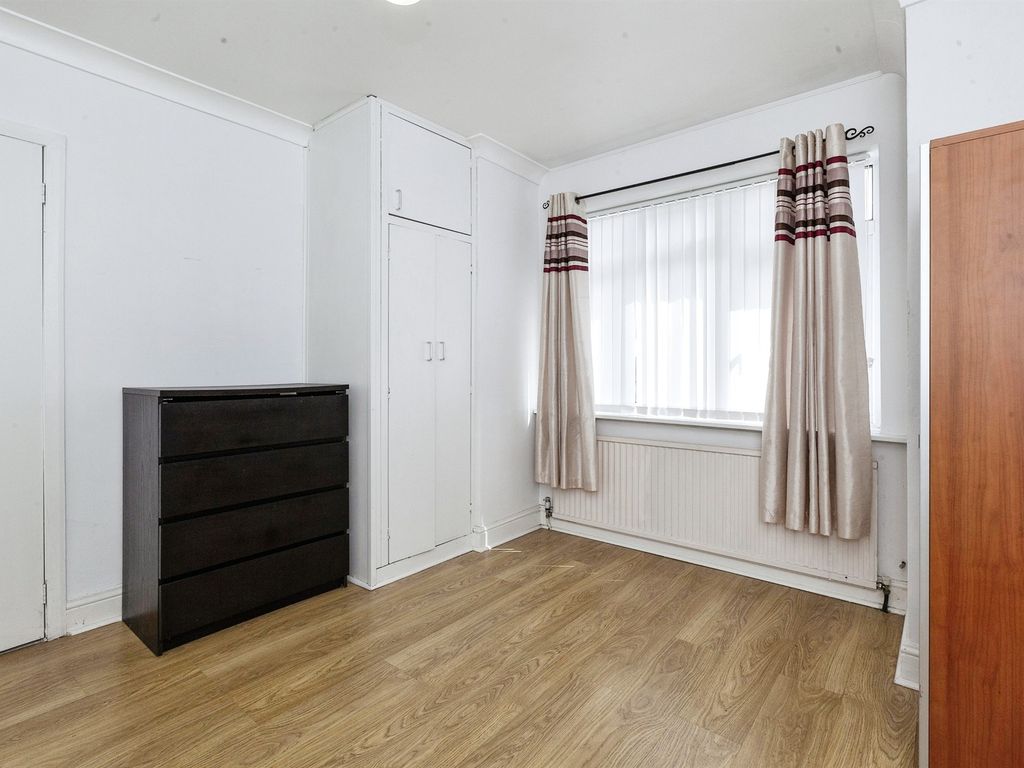 1 bed flat for sale in Fleetwood Road, Slough SL2, £200,000