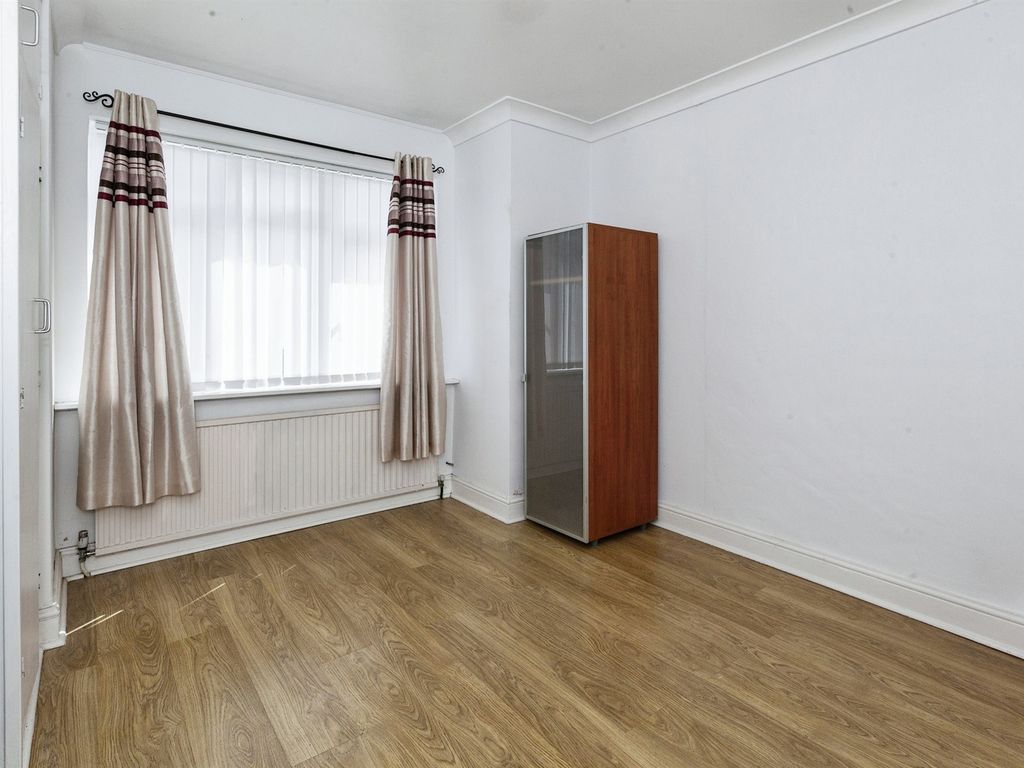 1 bed flat for sale in Fleetwood Road, Slough SL2, £200,000