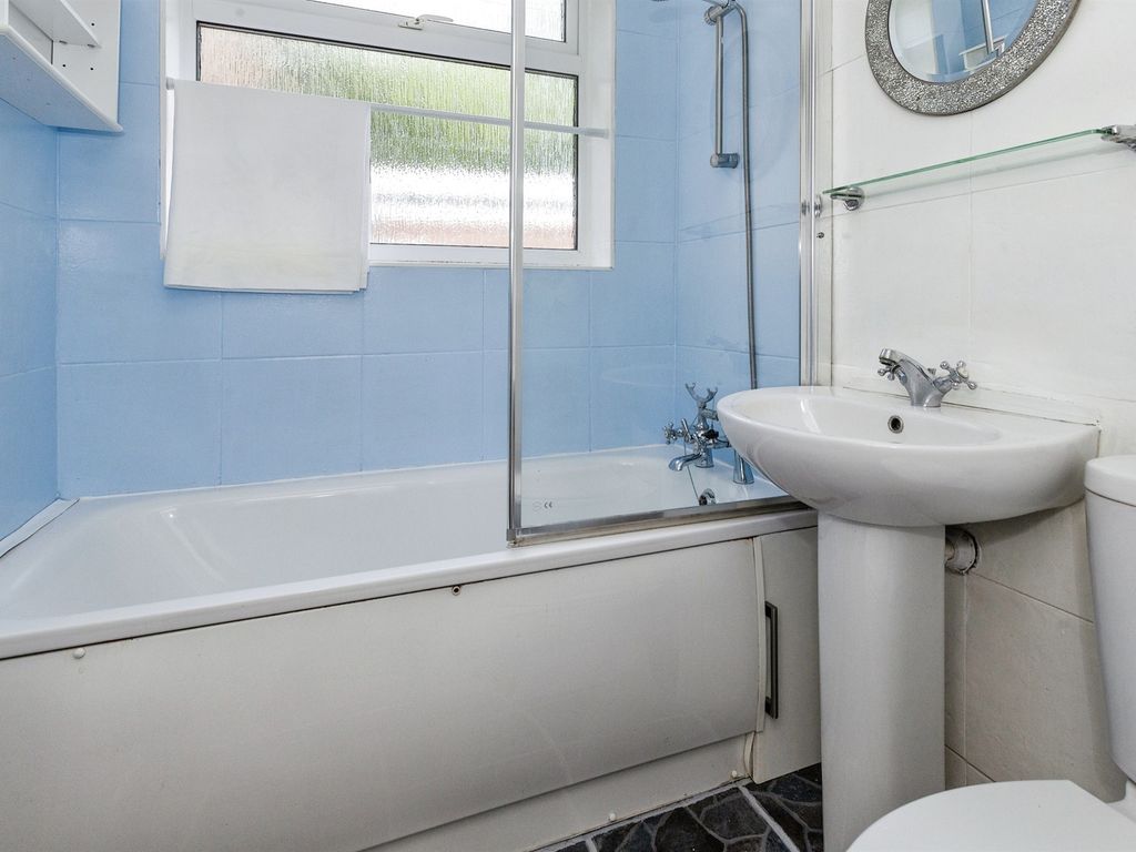 1 bed flat for sale in Fleetwood Road, Slough SL2, £200,000