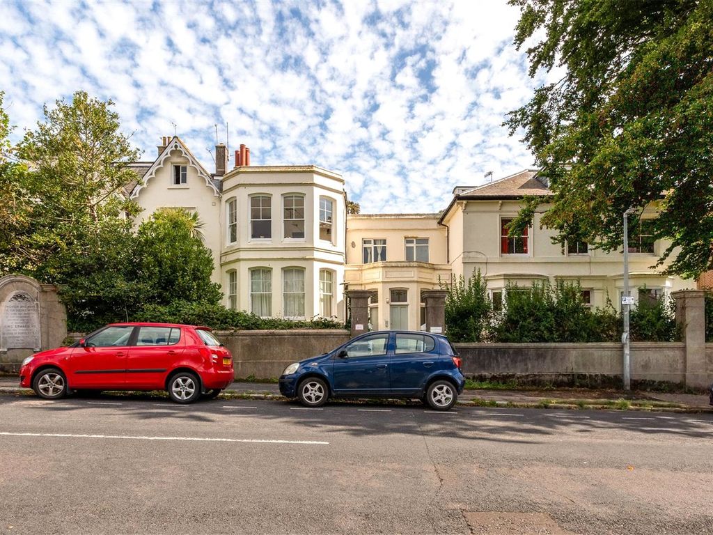 2 bed flat for sale in Wellington Road, Brighton BN2, £315,000