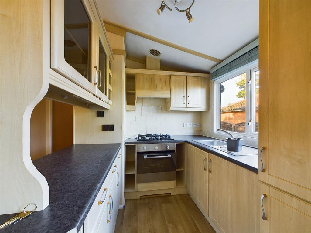 2 bed mobile/park home for sale in Northrepps Road, Northrepps, Cromer NR27, £75,000