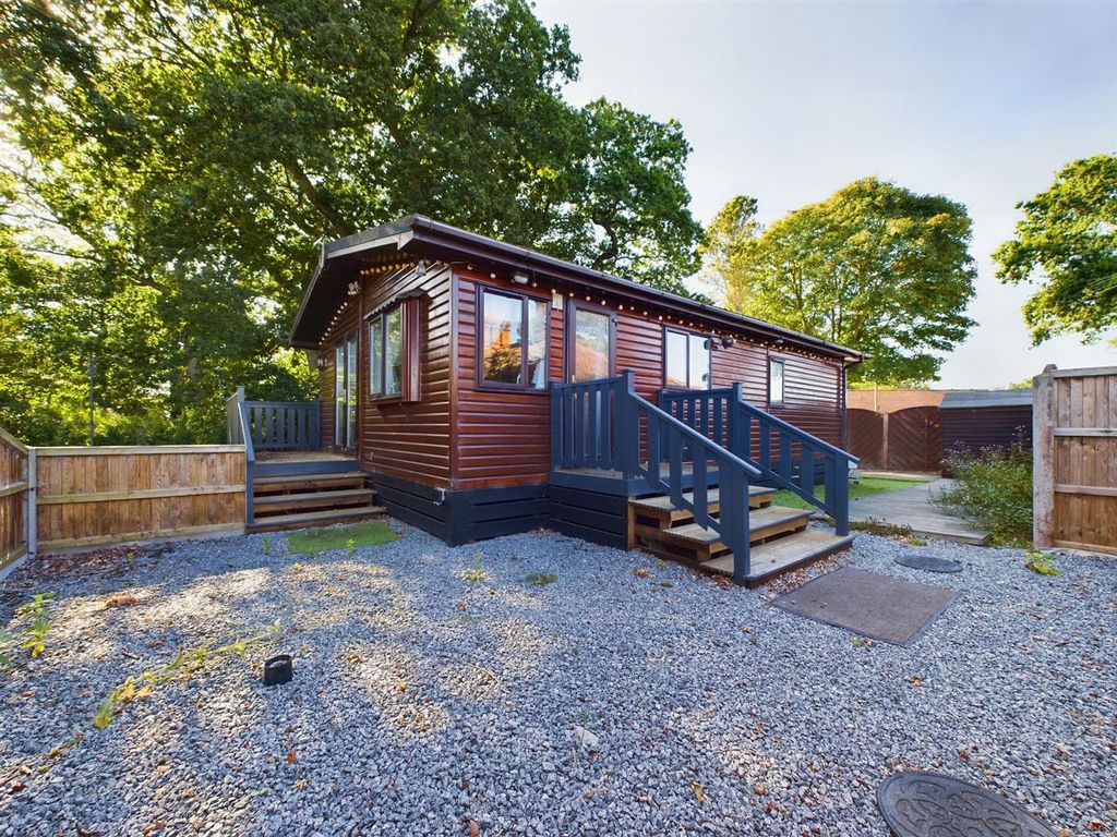 2 bed mobile/park home for sale in Northrepps Road, Northrepps, Cromer NR27, £75,000