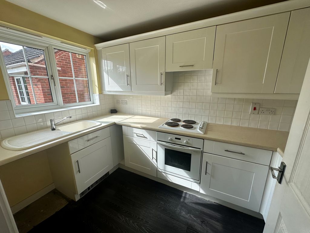 2 bed flat for sale in Gleneagles Drive, Normanton WF6, £95,000