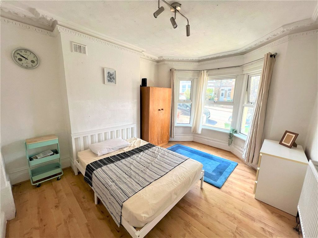 3 bed maisonette for sale in Griffin Road, Plumstead, London SE18, £250,000