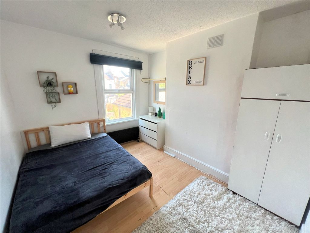 3 bed maisonette for sale in Griffin Road, Plumstead, London SE18, £250,000