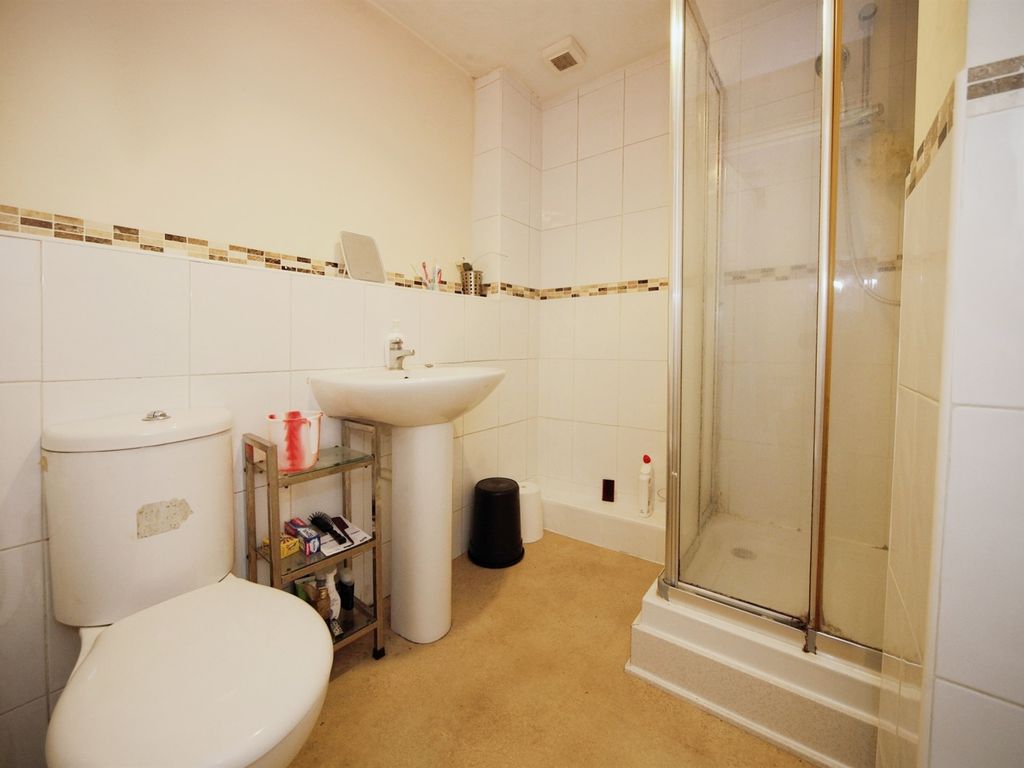 1 bed flat for sale in High Street South, Dunstable LU6, £75,000