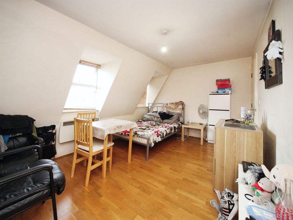 1 bed flat for sale in High Street South, Dunstable LU6, £75,000