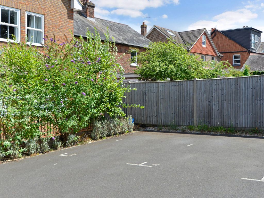 1 bed flat for sale in Godalming, Surrey GU7, £250,000