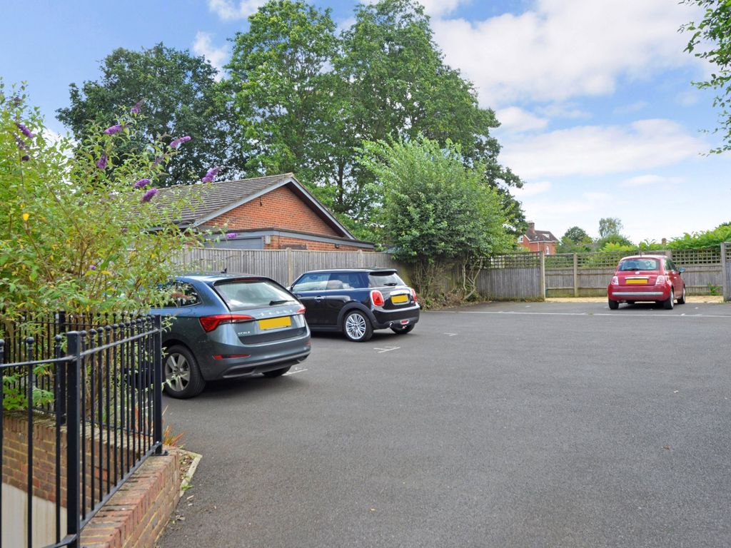 1 bed flat for sale in Godalming, Surrey GU7, £250,000