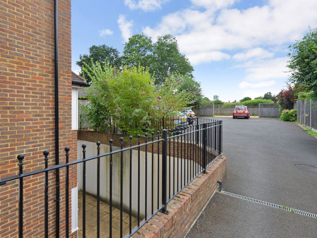 1 bed flat for sale in Godalming, Surrey GU7, £250,000