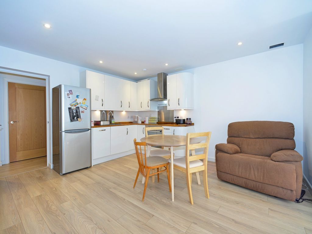 1 bed flat for sale in Godalming, Surrey GU7, £250,000