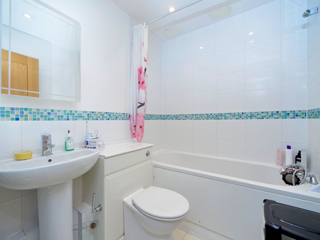 1 bed flat for sale in Godalming, Surrey GU7, £250,000