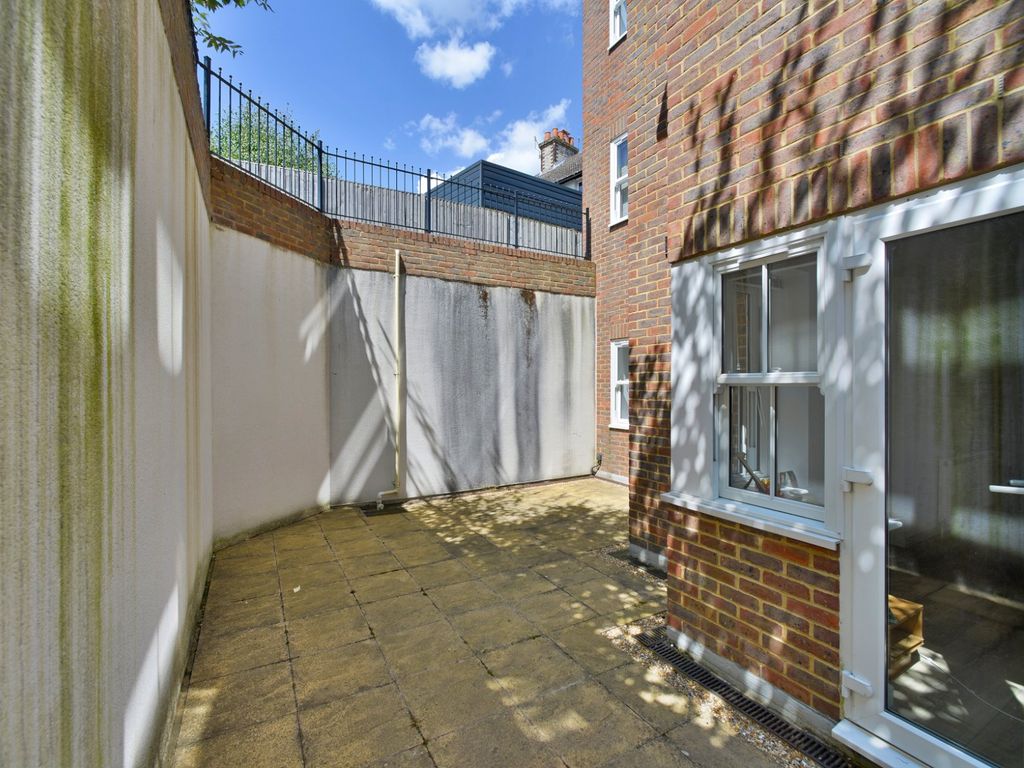 1 bed flat for sale in Godalming, Surrey GU7, £250,000