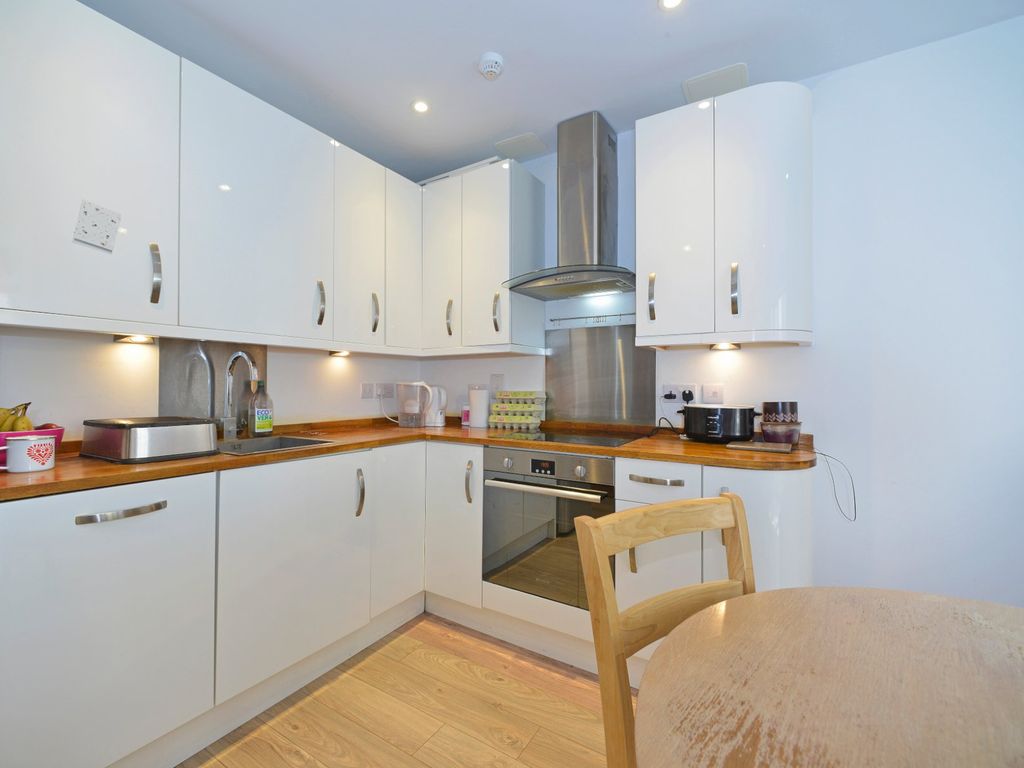 1 bed flat for sale in Godalming, Surrey GU7, £250,000