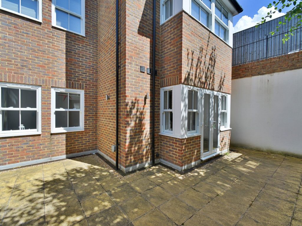 1 bed flat for sale in Godalming, Surrey GU7, £250,000