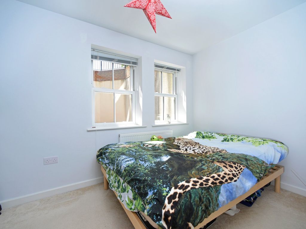 1 bed flat for sale in Godalming, Surrey GU7, £250,000