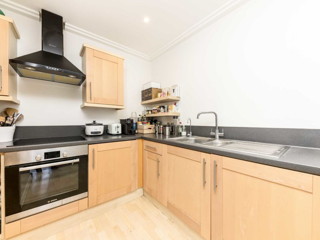 1 bed flat for sale in Victoria Road, London W3, £275,000