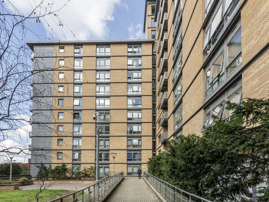 1 bed flat for sale in Victoria Road, London W3, £275,000