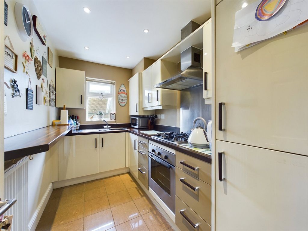 2 bed flat for sale in Overton Court, Tongham, Farnham, Surrey GU10, £250,000