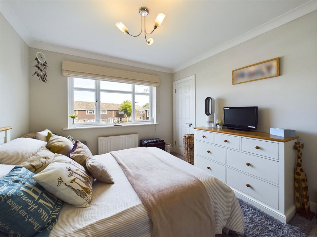 2 bed flat for sale in Overton Court, Tongham, Farnham, Surrey GU10, £250,000