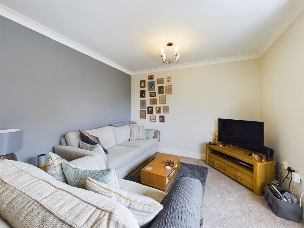 2 bed flat for sale in Overton Court, Tongham, Farnham, Surrey GU10, £250,000