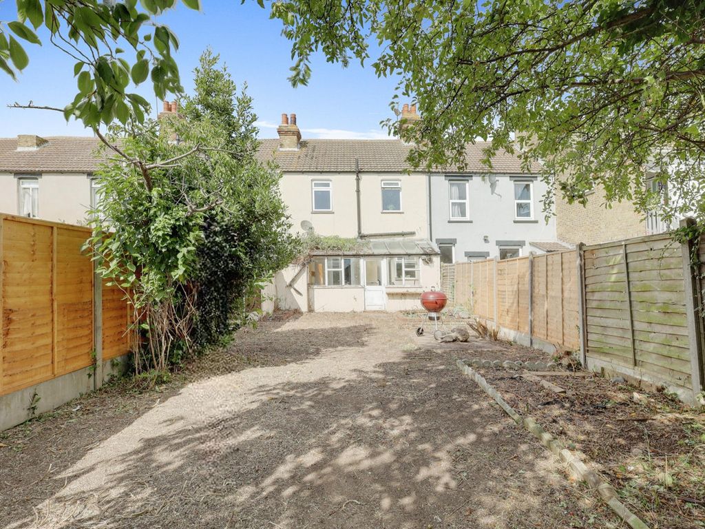 3 bed terraced house for sale in Sutton Road, Rochford SS4, £300,000