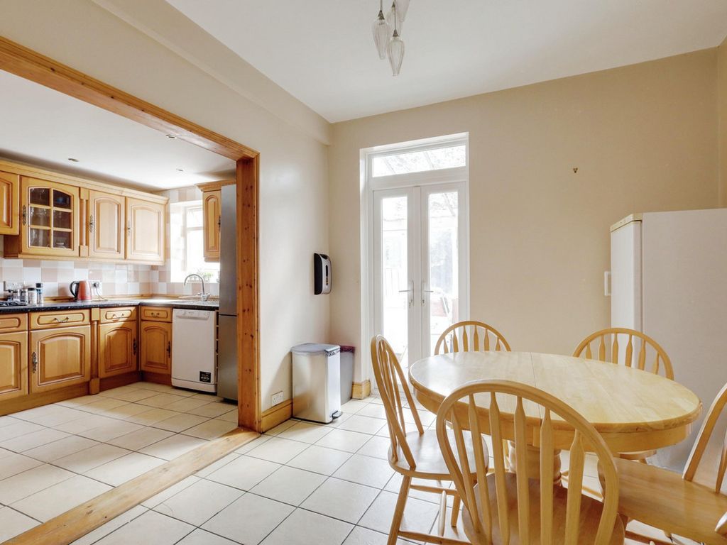 3 bed terraced house for sale in Sutton Road, Rochford SS4, £300,000