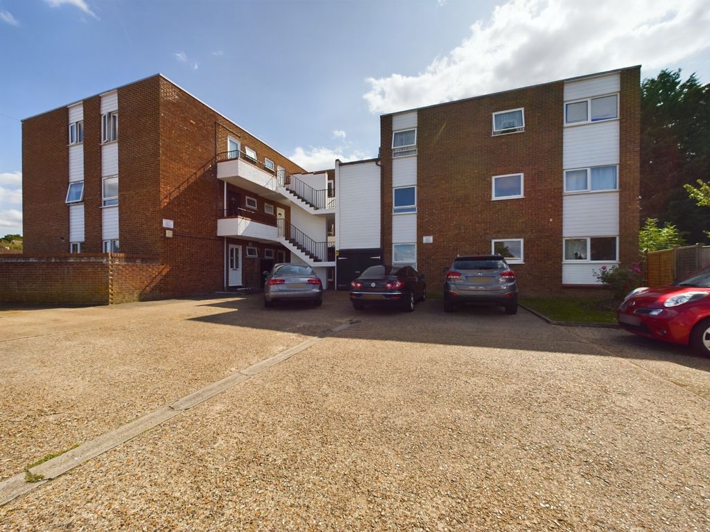 2 bed flat for sale in Hamilton Court, Buckingham Road, Aylesbury HP19, £182,500