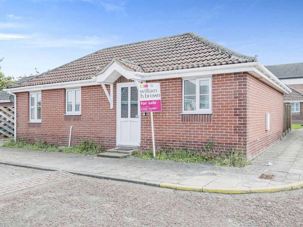 2 bed detached bungalow for sale in Glaven Close, North Walsham NR28, £200,000