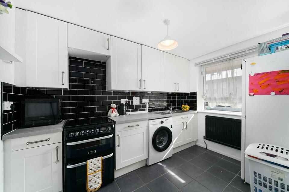 1 bed flat for sale in Saltwell Street, London E14, £275,000
