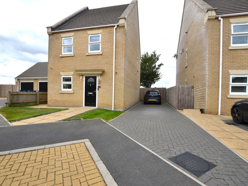 3 bed detached house for sale in Penwald Court, Peakirk, Peterborough PE6, £315,000