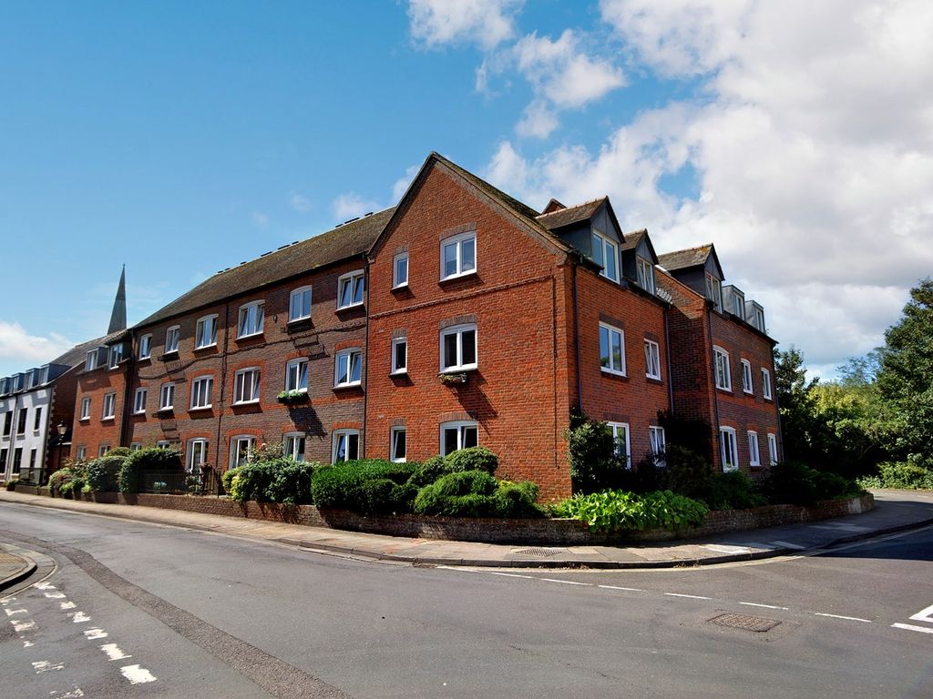 2 bed flat for sale in Chapel Street, Chichester PO19, £155,000