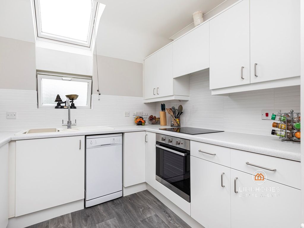 2 bed flat for sale in Sunningdale Gardens, Broadstone BH18, £265,000