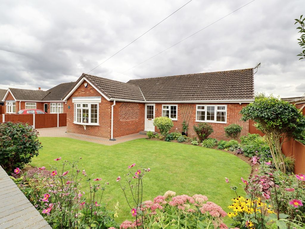 3 bed detached bungalow for sale in Walnut Drive, Scawby DN20, £315,000