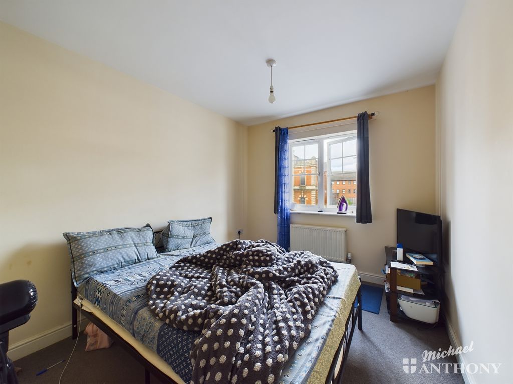 2 bed flat for sale in Fountain Court, Buckingham Street, Aylesbury, Buckinghamshire HP20, £180,000