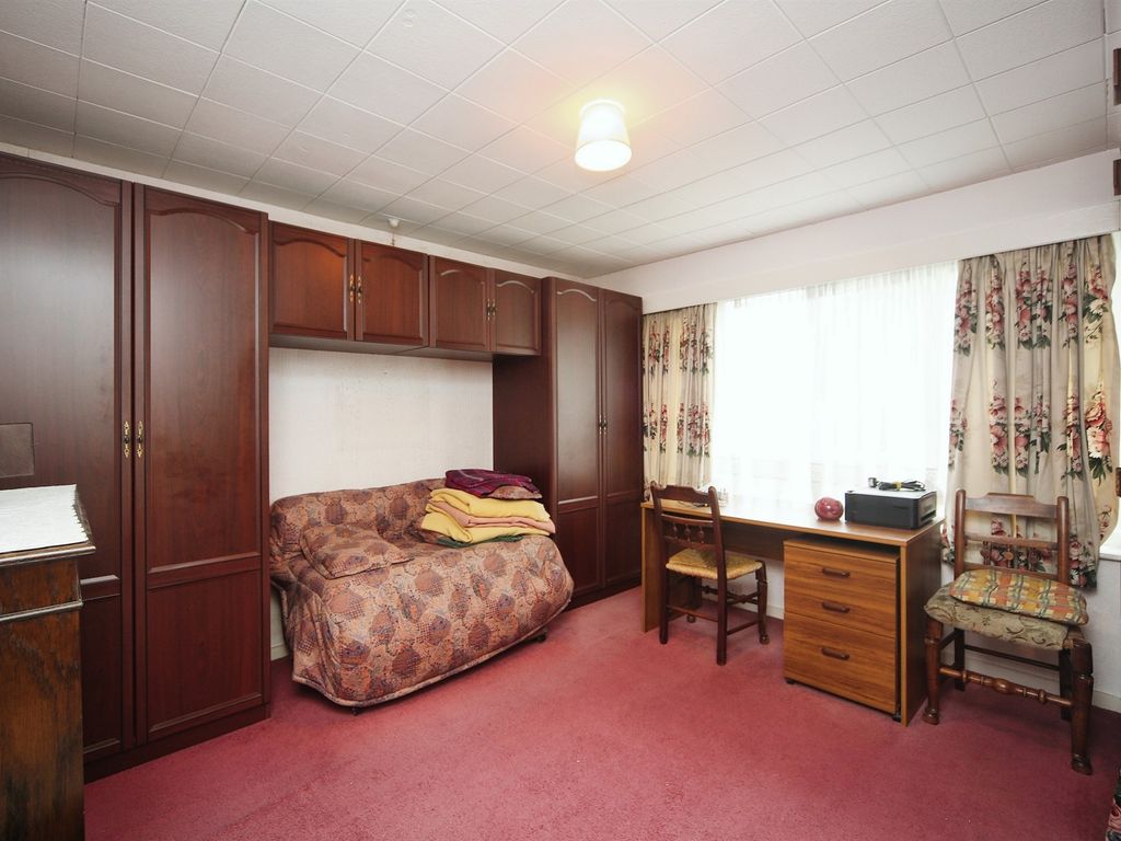 3 bed flat for sale in Albany Gardens, Hampton Lane, Solihull B91, £240,000