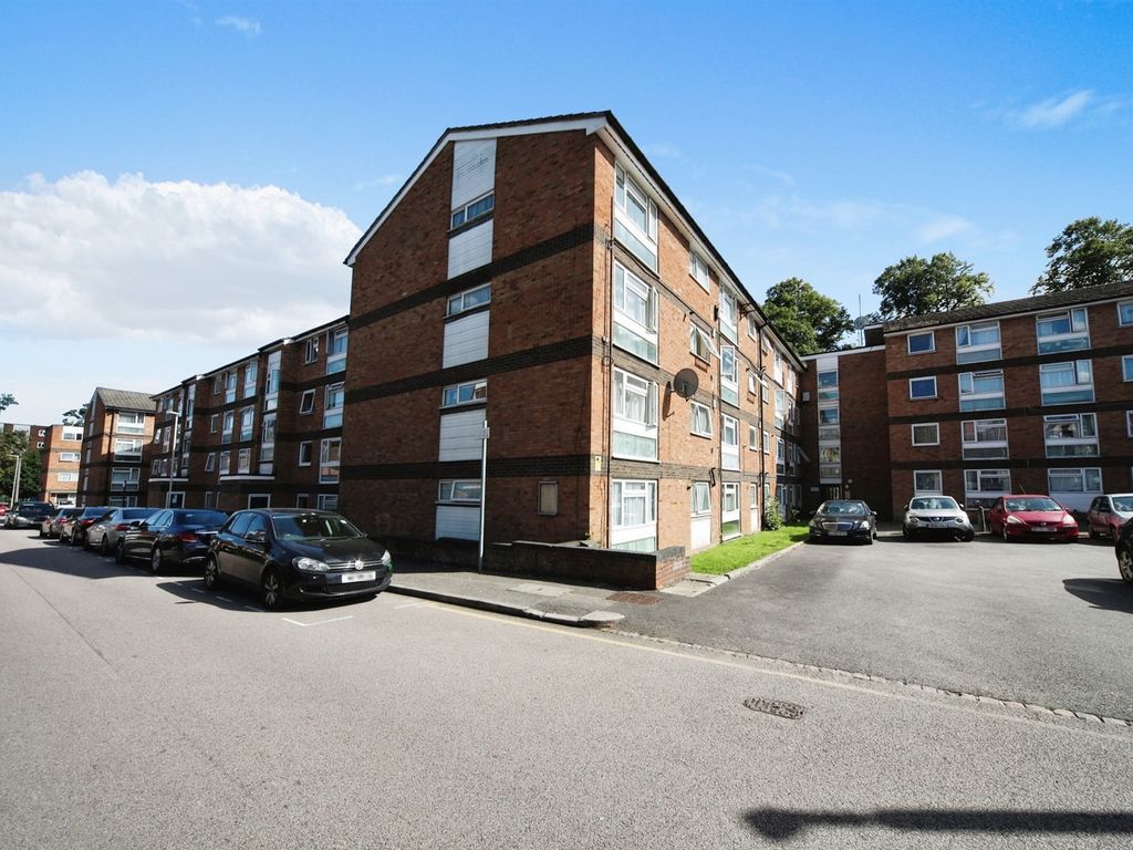 2 bed flat for sale in Brook Street, Luton LU3, £180,000