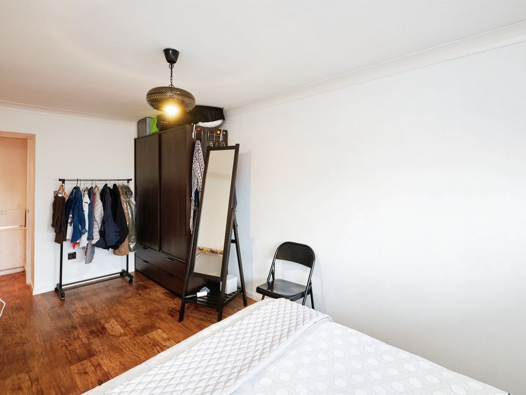 1 bed flat for sale in Holloway Head, Birmingham B1, £130,000