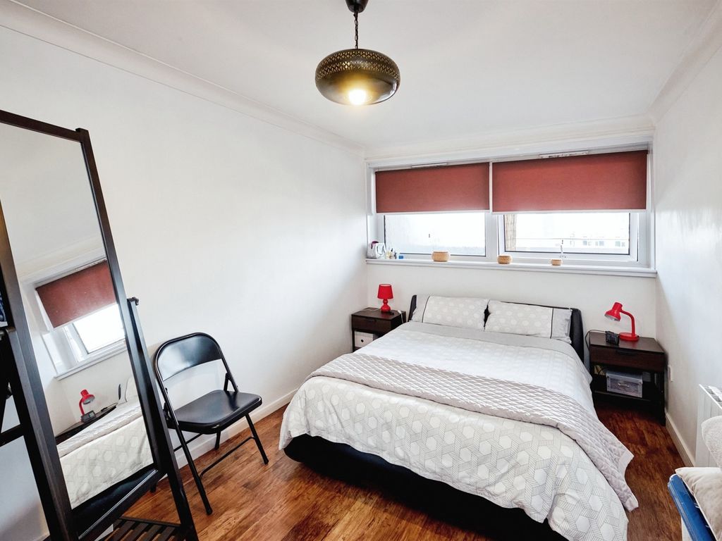 1 bed flat for sale in Holloway Head, Birmingham B1, £130,000