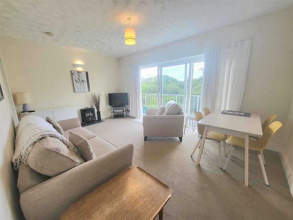 2 bed flat for sale in Sun Valley Drive, Saundersfoot SA69, £129,000