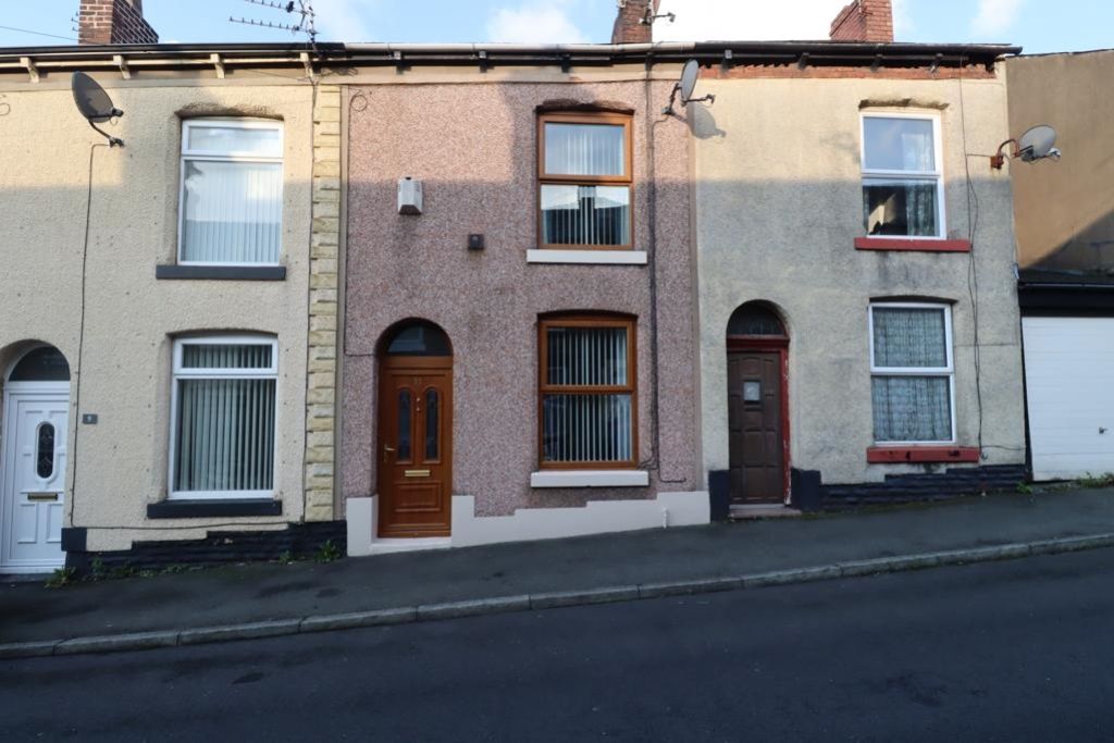 2 bed terraced house for sale in Elgin Street, Stalybridge SK15, £100,000